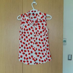 3/$25 🤩 Strawberry print button down blouse